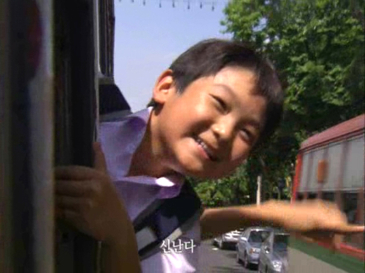 태국 버스 안에서 수현(박건태)은 지우(정민아)를 보고 눈을 떼지 못한다. 클립 이미지