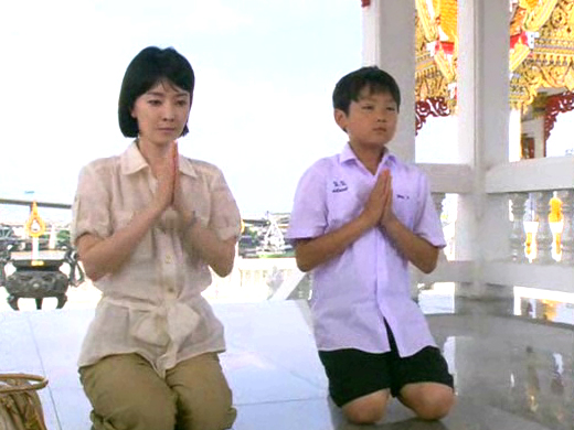 수현은 아버지를 일찍 여의고 홀어머니 아래서 외롭게 자란다. 클립 이미지