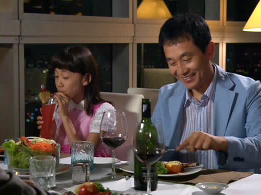 마오(최재성)는 아내가 영길과 가까이 지내는 것을 보고 화를 낸다.