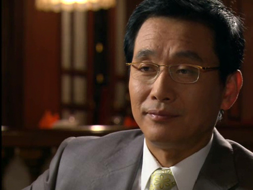 영길(정성모)은 지우의 엄마를 잃고 지우의 아빠로 살아왔다. 클립 이미지