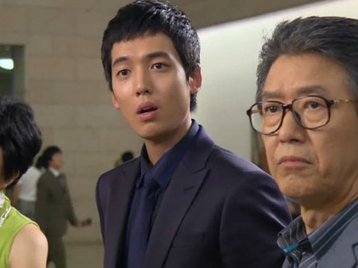 민기는 서지우(남상미)를 만나기 위해 전시회에 간다. 개와 늑대의 시간,,, 클립 이미지