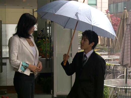 수현은 지우,, 태국의 꼬마 소녀였던 아리와 다시 만나게 된다. 클립 이미지