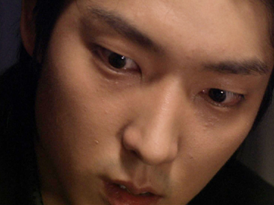 권총을 숨긴 채 마오와 이야기 나누던 Kay는 지우의 클립 이미지