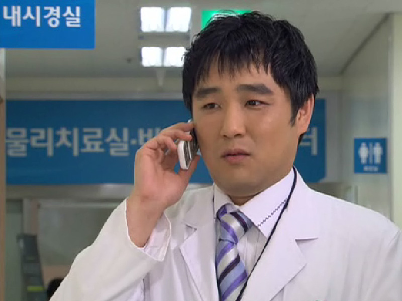 집을 나온 희라편을 들며 숙영을 나무라는 부자 클립 이미지