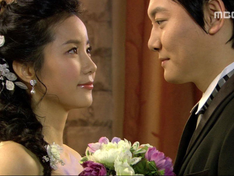 함께 웨딩촬영을 하는 길라와 시향 클립 이미지