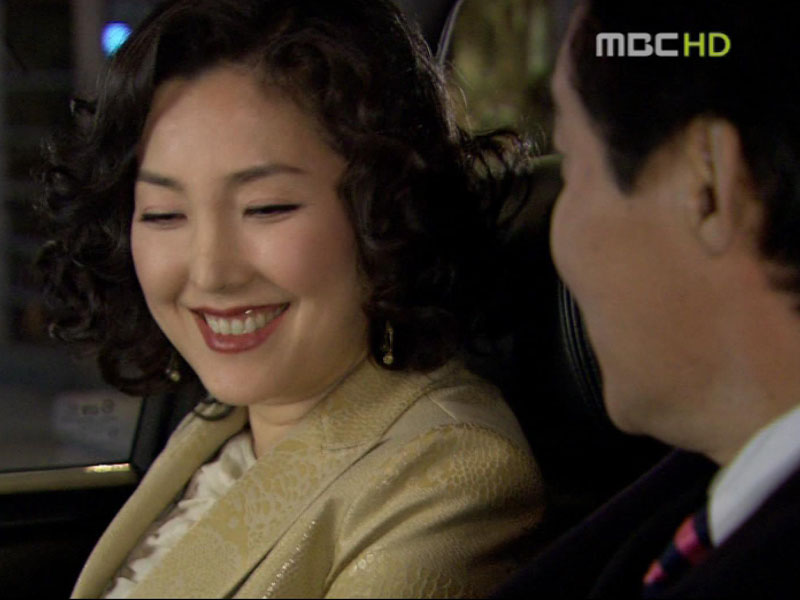 사현이 준비한 약을 받고 감동하는 미숙 클립 이미지