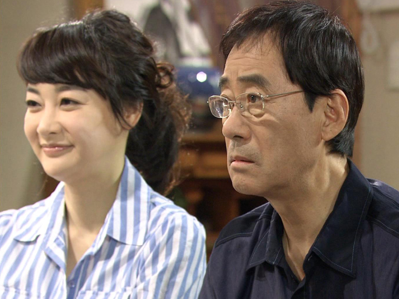 시향에게 건강식품을 사주려는 영상에게 은근히 질투를 느끼는 숙영