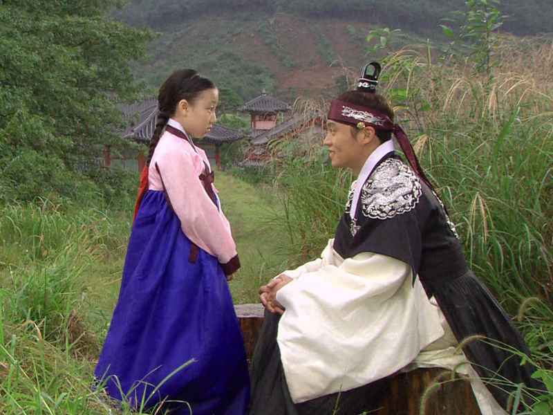 산은 우연히 소주방에 가던 생각시를 만나고 어릴적 아이들을 떠올린다 클립 이미지