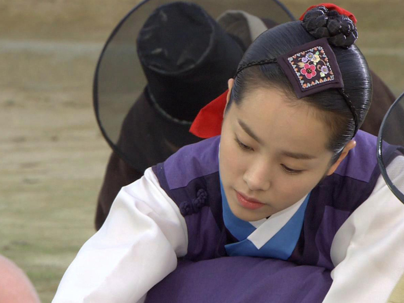 도화서에서 다모로 일하고 있는 송연(한지민)은 궁궐근무를 꿈꾼다