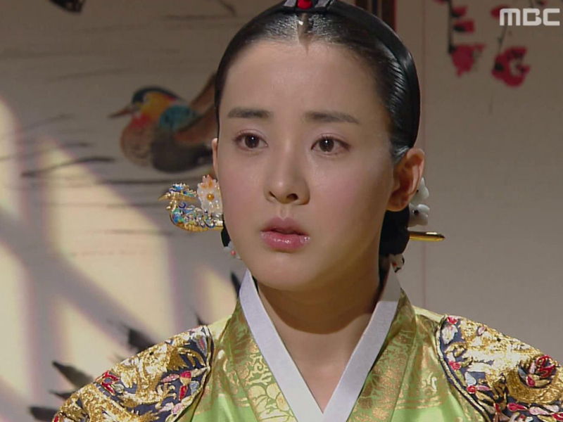 송연이 정후겸을 만나고 있었다고 효의왕후에게 알리는 김상궁 클립 이미지