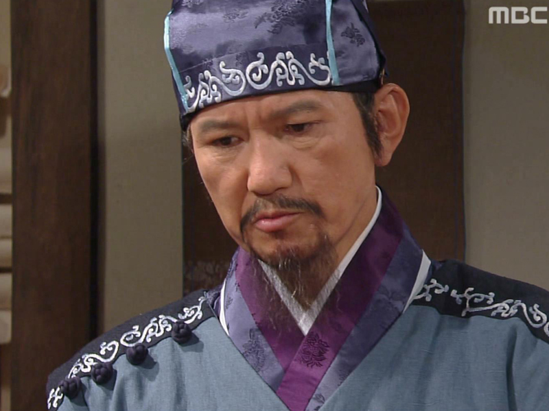 송연의 그림을 보고 다시 그려오라고 하는 박영문 클립 이미지