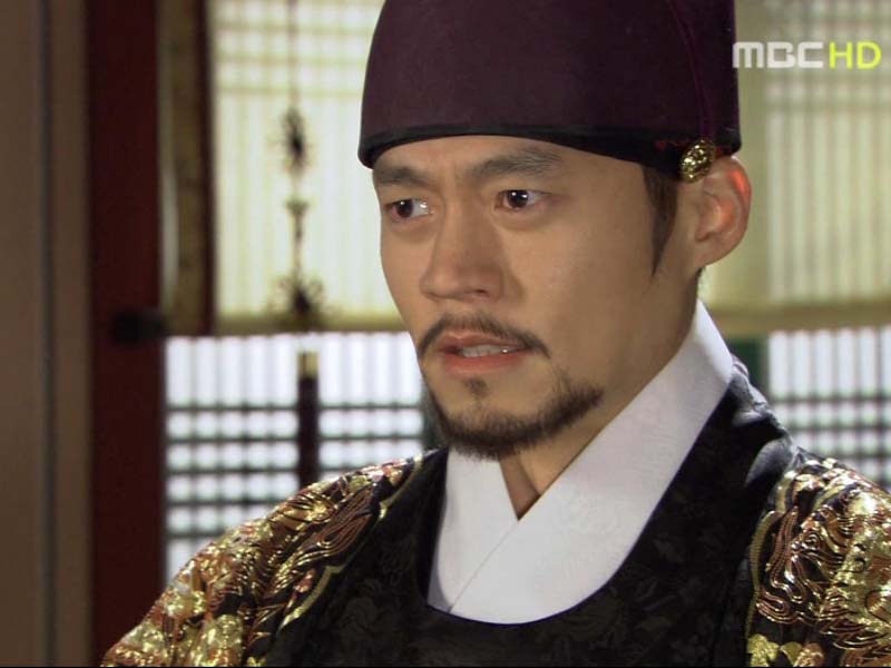 자신은 사도세자의 아들이라고 말하는 세손에게 영조는 편전에서 나가라고 한다. 클립 이미지