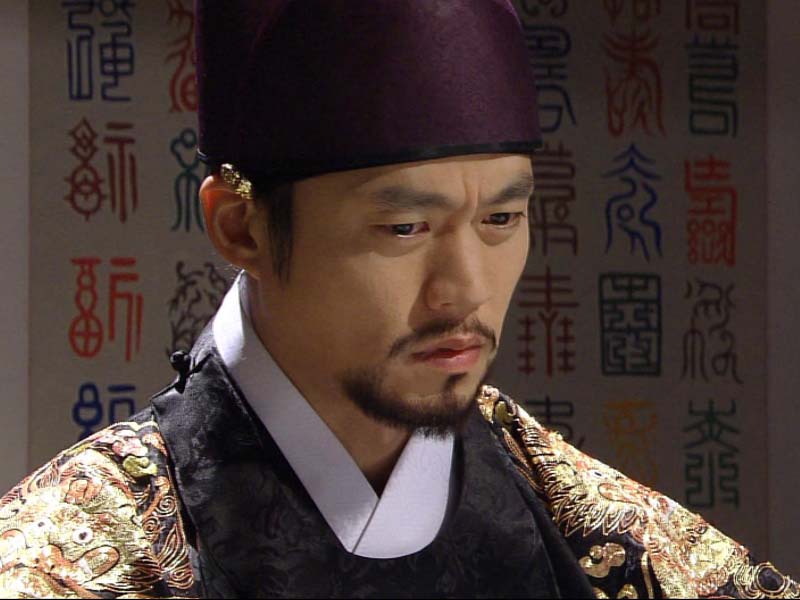 홀로 괴로워하던 산은 뭔가 떠오른 듯 예전에 사도세자가 전하라 했던 그림을 찾아낸다. 클립 이미지