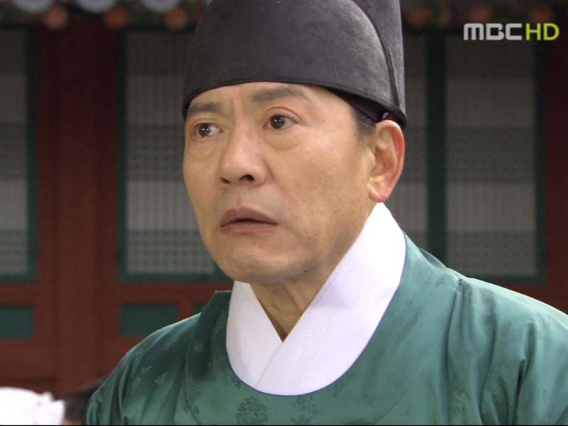 달호는 위험을 무릅쓰고 내관 복장을 한 채 내의원에 들어간다. 클립 이미지