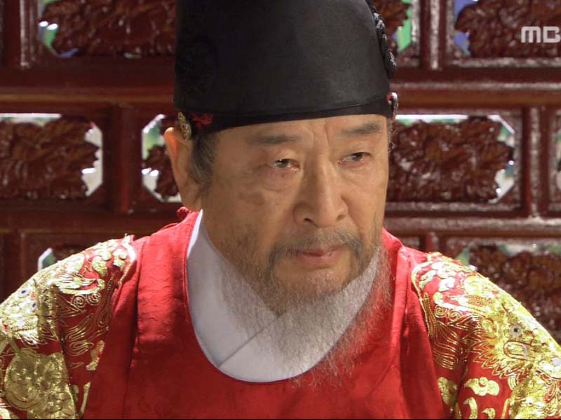 영조는 편전에 모인 세손과 중신들 앞에서 조건부 폐세손의 교서를 내린다. 클립 이미지