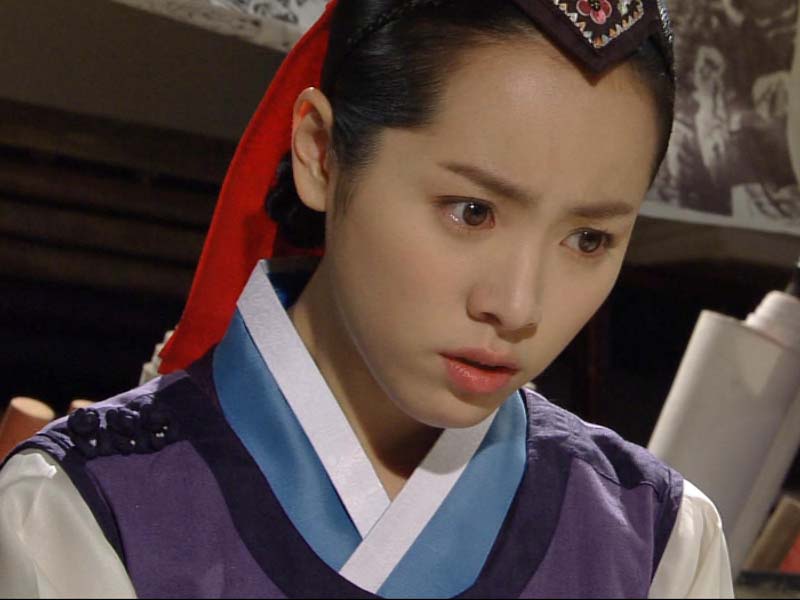 송연은 그림 속의 비밀 서찰을 발견한다. 클립 이미지