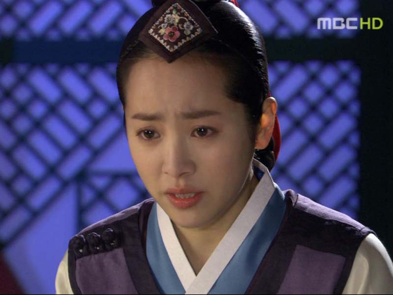 대전으로 향한 송연은 그림 속 사도세자의 서찰을 영조에게 전한다. 클립 이미지