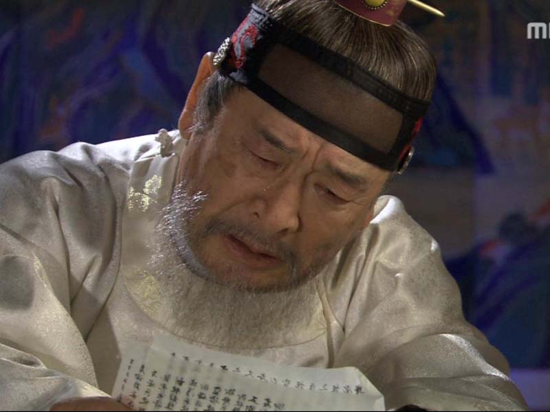 서찰을 읽은 영조는 지난 사도세자의 일을 생각하며 참회의 눈물을 흘린다. 클립 이미지