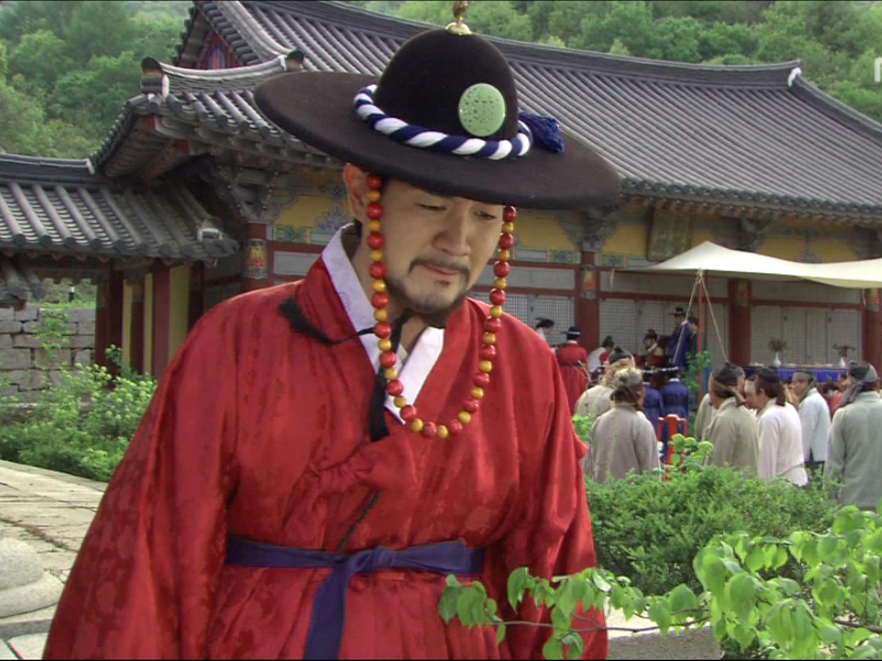 시해를 중지시킨 홍국영은 최상궁으로부터 독이 든 약첩을 전해받고.. 클립 이미지