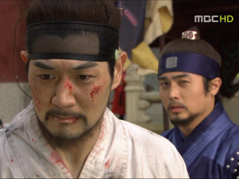 산은 자신이 아닌 중전의 음식에 손을 댄 것에 의구심이 드는데.. 클립 이미지