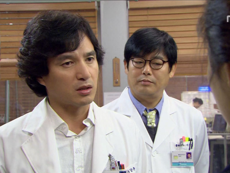 흉부외과 당직실에 혜석과 은성을 데려온 강국