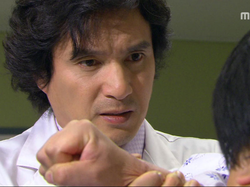 난동을 부리는 환자에게 의사도 사람이라며 꼭 살리고 싶은 환자가 되라고 말하는 강국