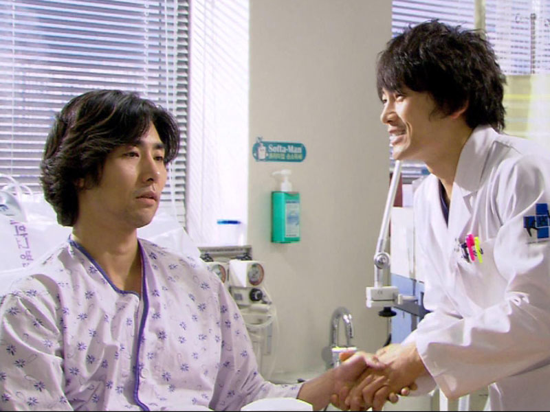 필주에게 자신의 첫 환자인데 살아줘서 고맙다고 말하는 은성