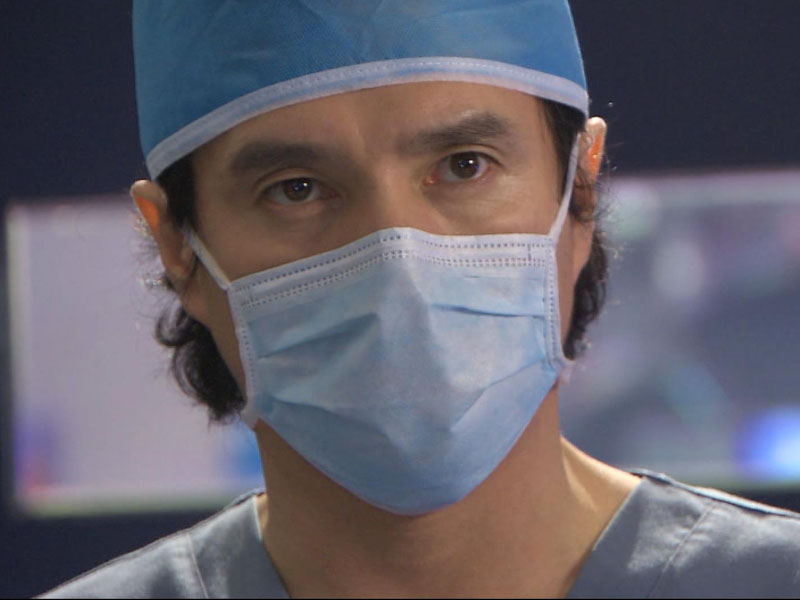 최강국과 민영규는 서로의 수술 방식을 놓고 대립한다.