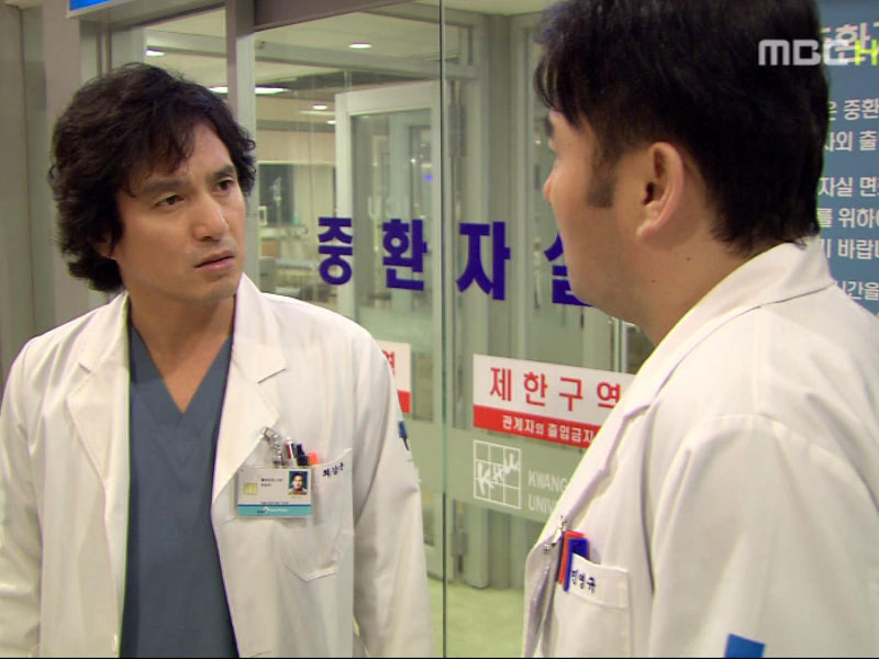 강국은 민영규에게 환자의 생명을 우습게 생각하지 말라고 말한다.