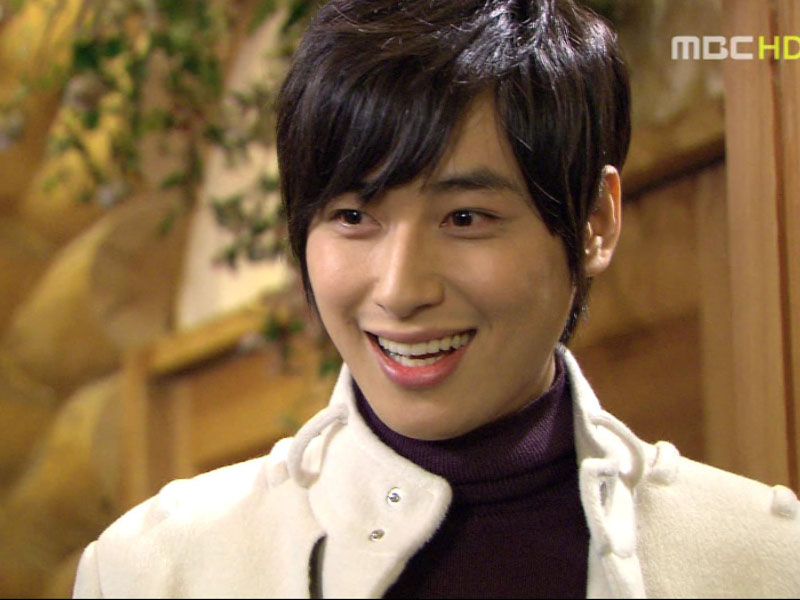 동권은 혜석모, 수진과 함께 은성과 혜석의 입국식 장소로 간다.