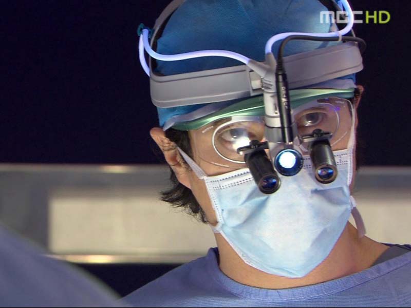 병원장은 수술을 중단하라고 하지만 강국은 무시한다.