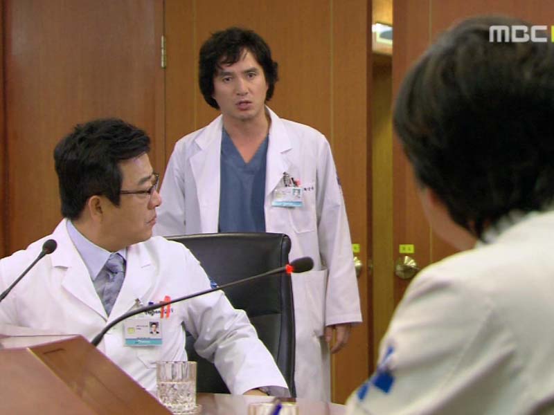 강국은 회의중인 병원장을 찾아가 따진다.