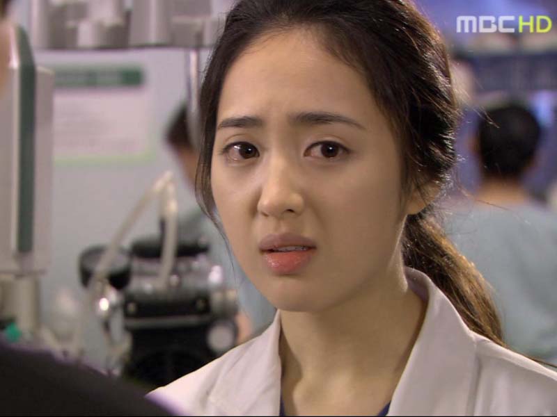 혜석은 칼에 찔린 성폭행범이 응급실로 실려오자 못마땅해한다.