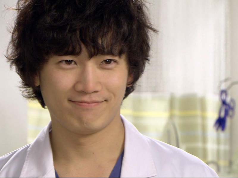 마음을 바꾼 은성은 병원으로 돌아와 무릎을 꿇고 용서를 빈다. 클립 이미지