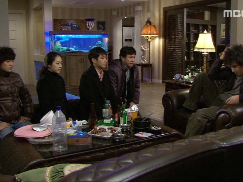 배대로와 은성, 혜석, 이인호는 강국을 찾아가 병원으로 와 달라고 부탁한다. 클립 이미지