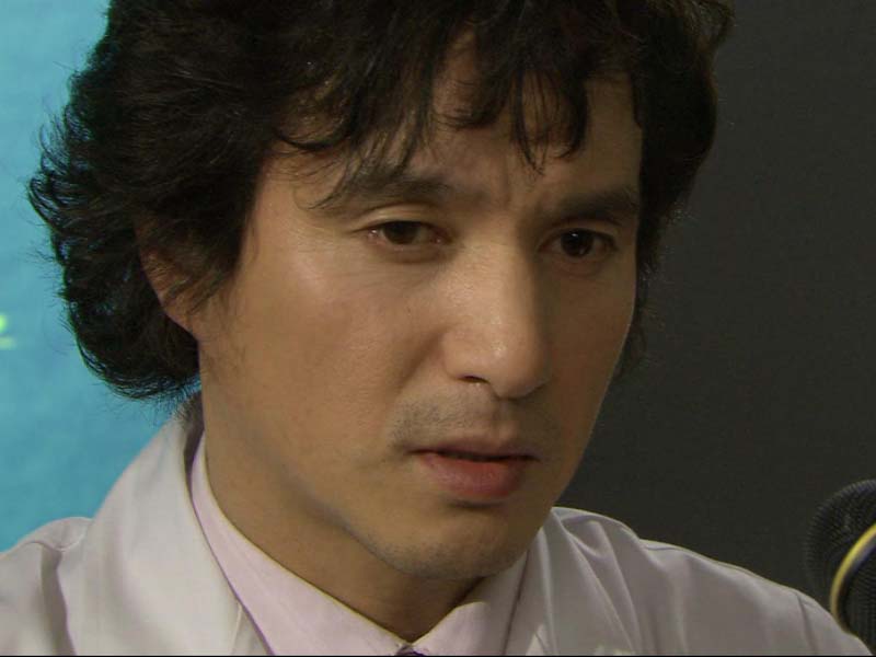 강국은 컨퍼런스에서 청소부 아저씨 환자를 데려오라고 한다. 클립 이미지