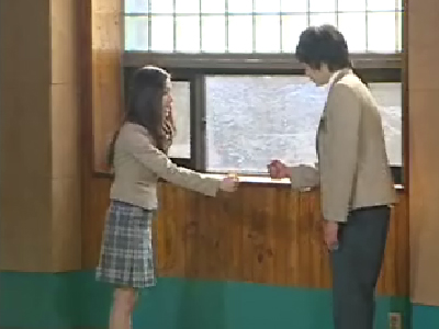 인사게임하며 노는 윤호와 유미 클립 이미지