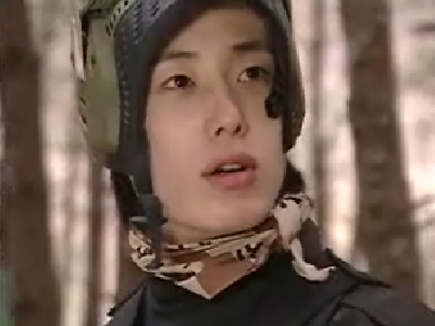 서바이벌 게임장 - 승현에게 총쏘는  윤호 클립 이미지