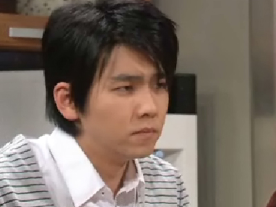 가족들 분위기 살피는 민용 클립 이미지