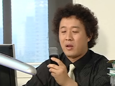 주가 떨어졌다고 준하에게 전화하는 신지-문자보내는 민정 클립 이미지